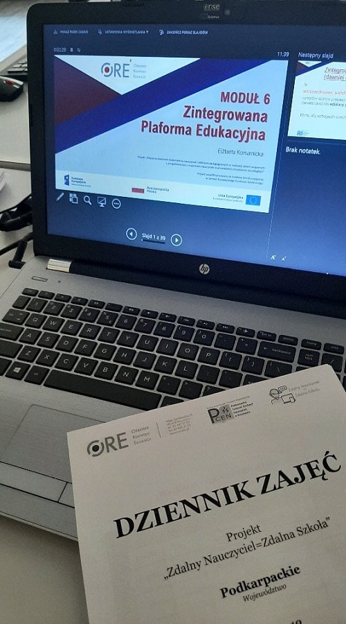 Szkolenie stacjonarne w ramach projektu Zdalny Nauczyciel Zdalna Szkoła = laptop wyświetlający slajd MODUŁ 6 Zintegrowana Platforma Edukacyhna, obok leżący Dziennik Zajęć
