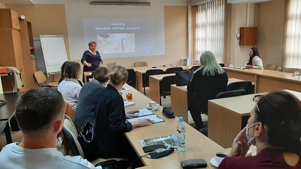 Szkolenie stacjonarne w ramach projektu Zdalny Nauczyciel Zdalna Szkoła = uczestnicy pracujący w sali wykładowej