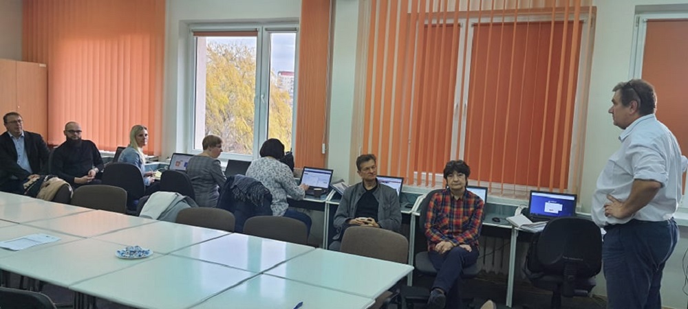Szkolenie stacjonarne w ramach projektu Zdalny Nauczyciel Zdalna Szkoła = uczestnicy pracujący w sali komputerowej