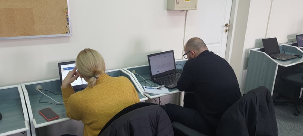 zSzkolenie stacjonarne w ramach projektu Zdalny Nauczyciel Zdalna Szkoła = uczestnicy pracujący w sali komputerowej