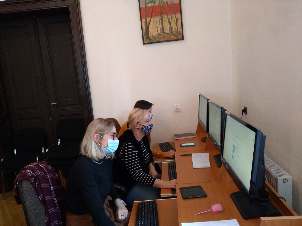 Szkolenie stacjonarne w ramach projektu Zdalny Nauczyciel Zdalna Szkoła = uczestnicy pracujący w sali komputerowej