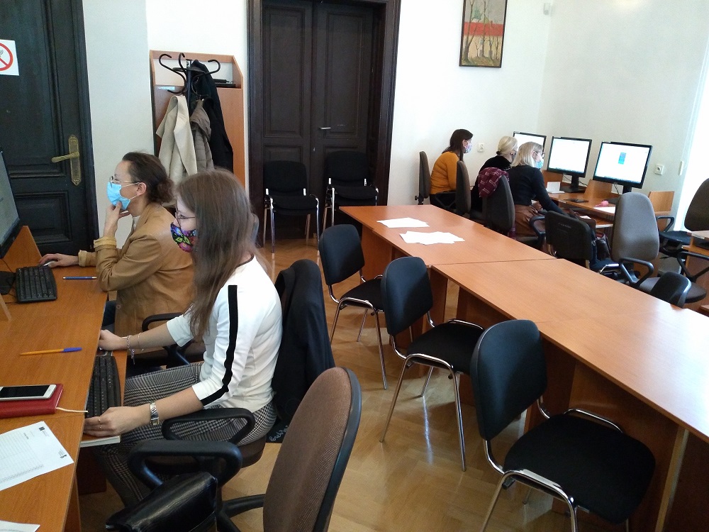 Szkolenie stacjonarne w ramach projektu Zdalny Nauczyciel Zdalna Szkoła = uczestnicy pracujący w sali komputerowej