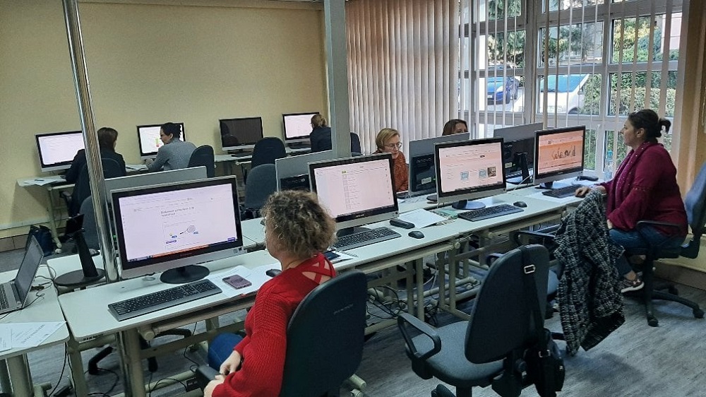 Szkolenie stacjonarne w ramach projektu Zdalny Nauczyciel Zdalna Szkoła = uczestnicy pracujący w sali komputerowej